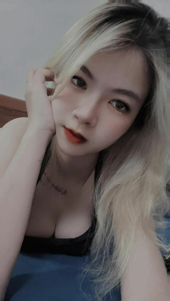 Hai cô hầu gái loli ngây thơ và cậu em trai 4P nhiệt tình, cả khuôn mặt đều dễ thương và xinh đẹp